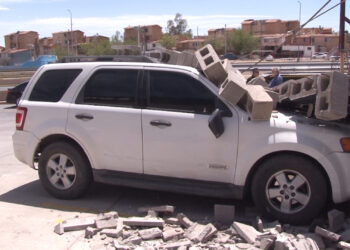 Vientos derriban barda y dañan dos vehículos en la capital