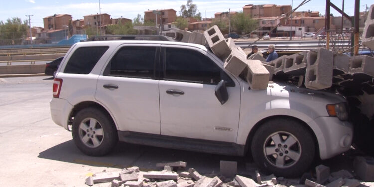 Vientos derriban barda y dañan dos vehículos en la capital