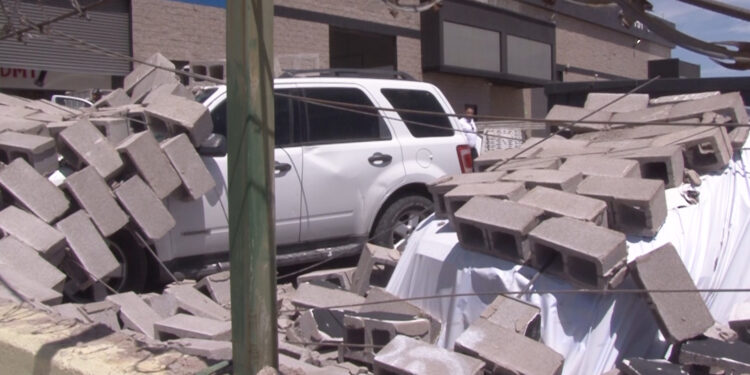 Vientos derriban barda y dañan dos vehículos en la capital