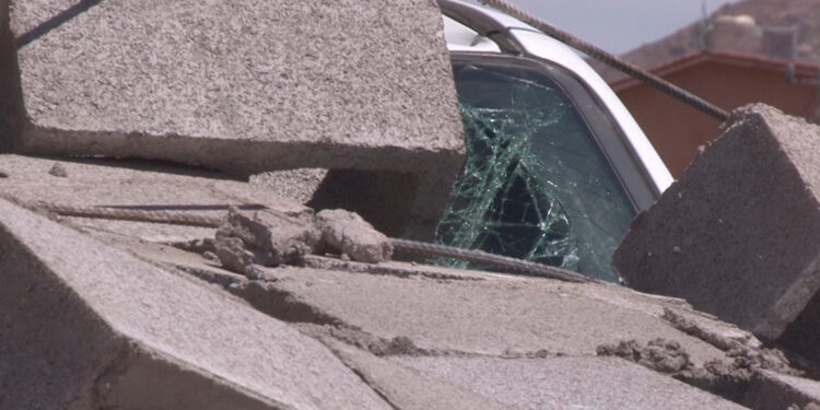 Vientos derriban barda y dañan dos vehículos en la capital