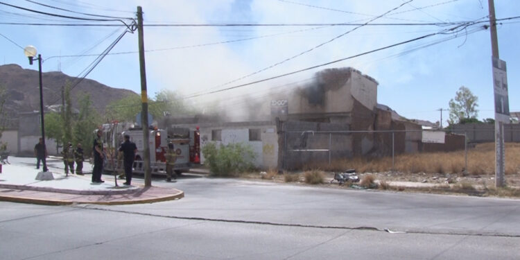 Incendio consume tapia en el Barrio del Norte