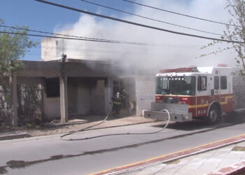 Incendio consume tapia en el Barrio del Norte