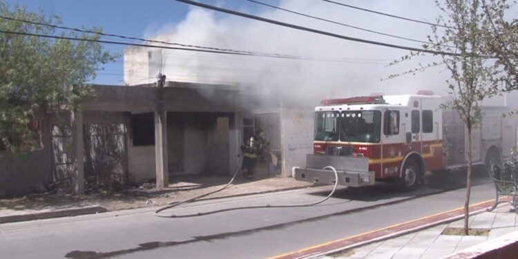 Incendio consume tapia en el Barrio del Norte