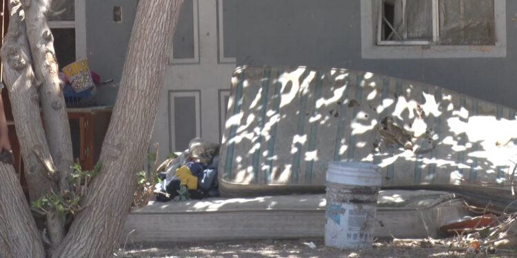 Quema de basura provoca incendio en vivienda de Delicias