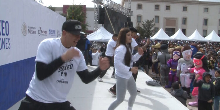 Participan miles de chihuahuenses en clase de boxeo masiva