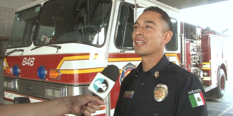 Bombero rescata a perrita entre las llamas