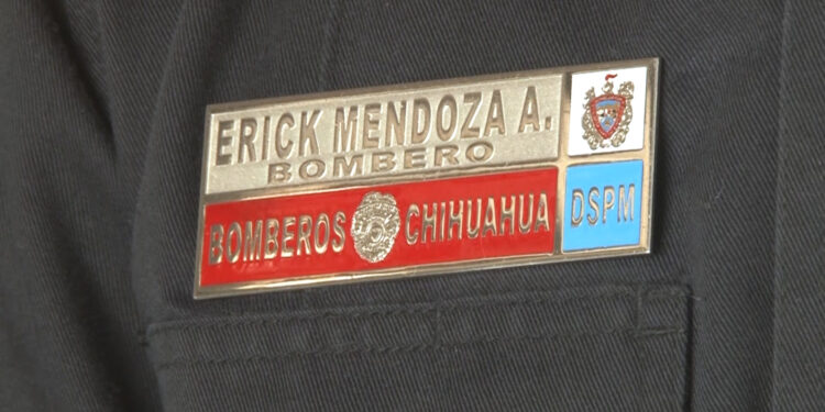 Bombero rescata a perrita entre las llamas