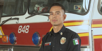 Bombero rescata a perrita entre las llamas