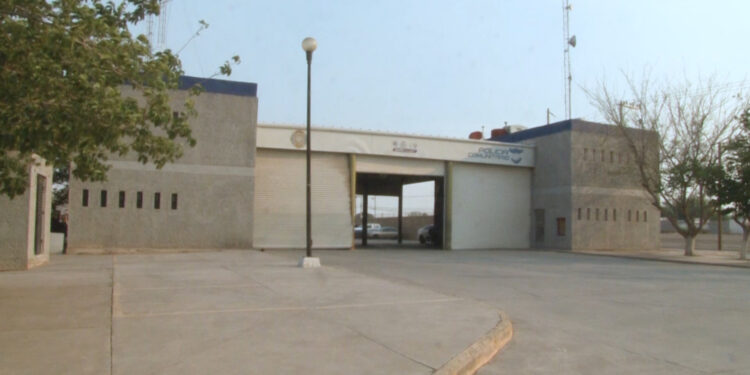 Bombero rescata a perrita entre las llamas