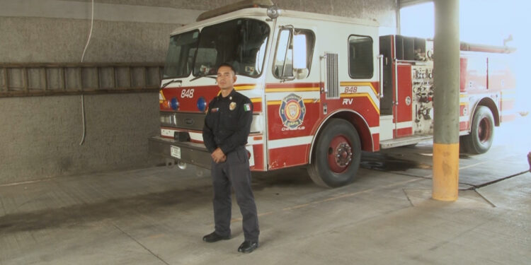 Bombero rescata a perrita entre las llamas