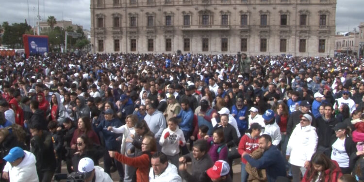Participan miles de chihuahuenses en clase de boxeo masiva