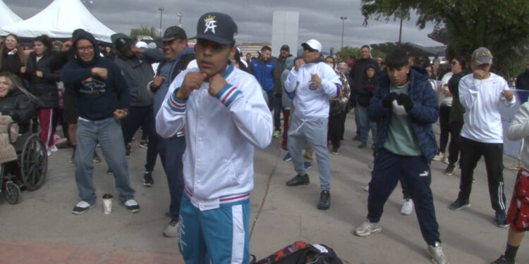 Participan miles de chihuahuenses en clase de boxeo masiva
