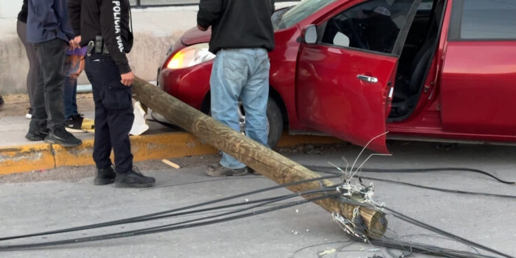 Mujer derriba cables de telefonía en la avenida Homero