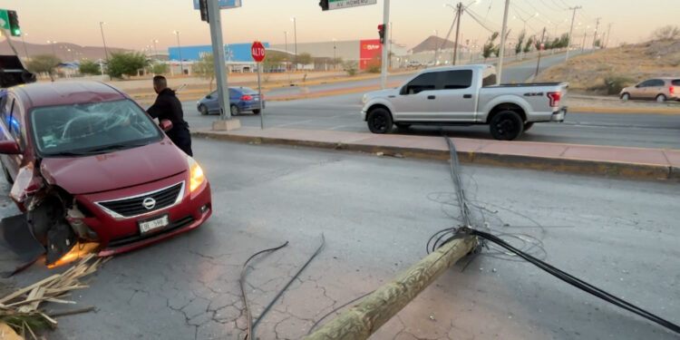 Mujer derriba cables de telefonía en la avenida Homero