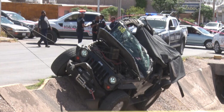 Accidente en Delicias: vehículo cae y vuelca en canal