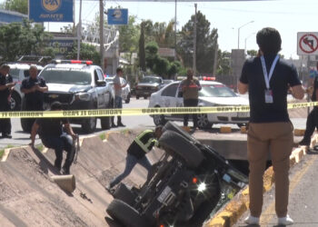 Accidente en Delicias: vehículo cae y vuelca en canal