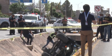 Accidente en Delicias: vehículo cae y vuelca en canal