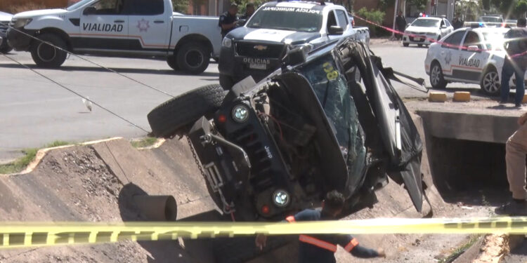 Accidente en Delicias: vehículo cae y vuelca en canal