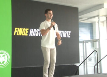 Imparte influencer Rodrigo Chávez conferencia en el Claustro Universitario