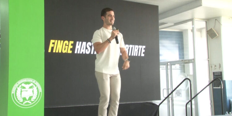 Imparte influencer Rodrigo Chávez conferencia en el Claustro Universitario