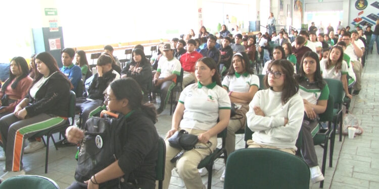 Imparte influencer Rodrigo Chávez conferencia en el Claustro Universitario