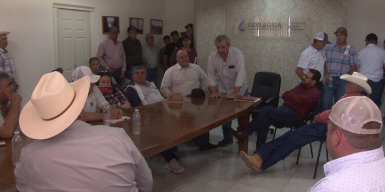 Productores toman oficinas de Conagua; exigen destitución de su director
