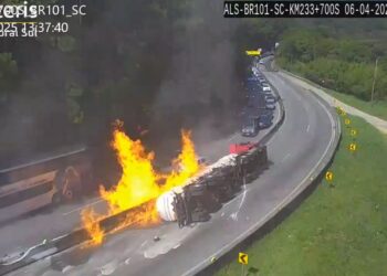 Camión cisterna provoca caos en carretera de Brasil; dejó al menos 24 autos calcinados