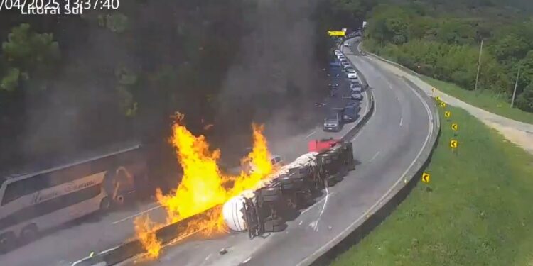 Camión cisterna provoca caos en carretera de Brasil; dejó al menos 24 autos calcinados