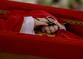 El Vaticano difundió las primeras imágenes del féretro del papa Francisco