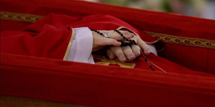 El Vaticano difundió las primeras imágenes del féretro del papa Francisco