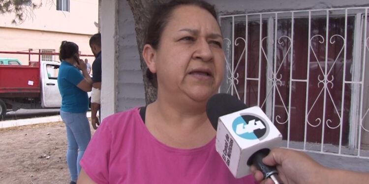 Fuerte choque deja camioneta volcada y muebles dañados