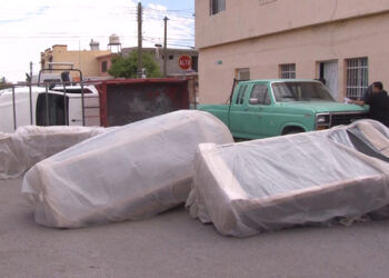 Fuerte choque deja camioneta volcada y muebles dañados