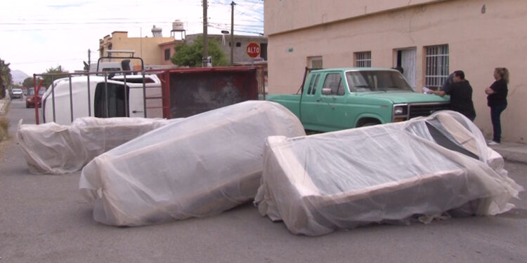Fuerte choque deja camioneta volcada y muebles dañados