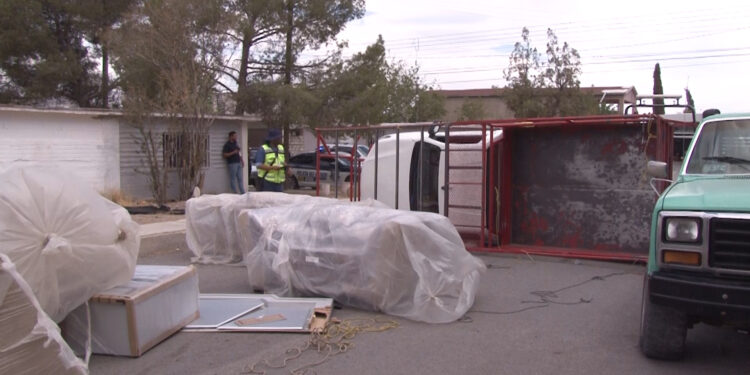 Fuerte choque deja camioneta volcada y muebles dañados