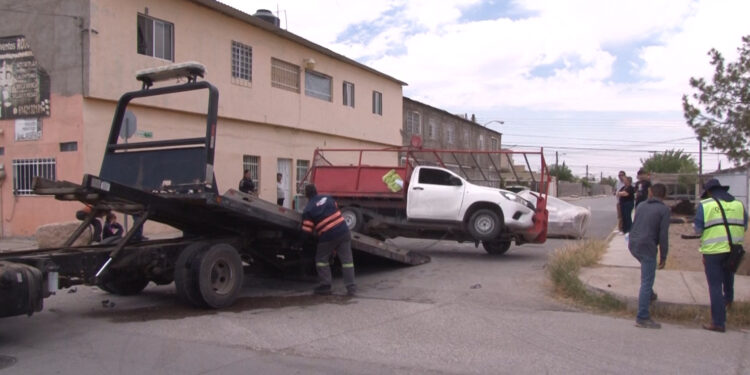 Fuerte choque deja camioneta volcada y muebles dañados