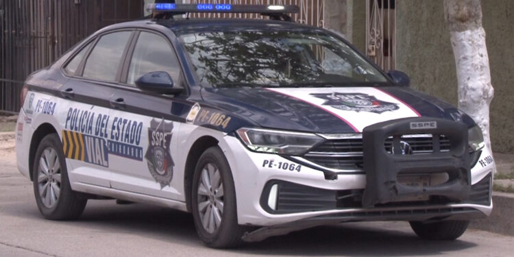 Fuerte choque deja camioneta volcada y muebles dañados