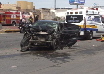Salta camellón y choca contra dos autos en el Periférico de la Juventud