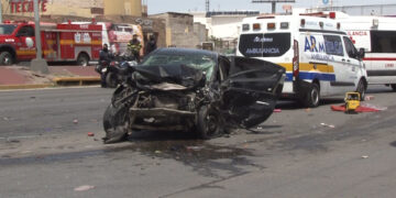 Salta camellón y choca contra dos autos en el Periférico de la Juventud