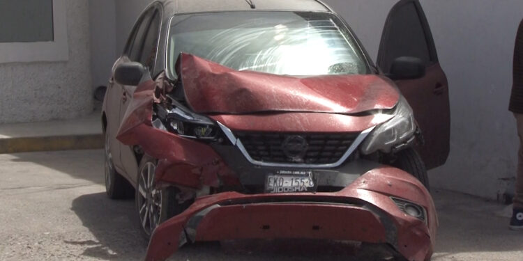 Salta camellón y choca contra dos autos en el Periférico de la Juventud