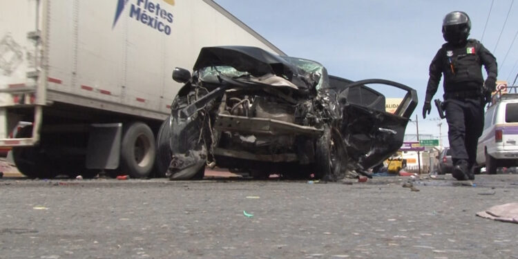 Salta camellón y choca contra dos autos en el Periférico de la Juventud