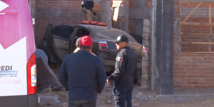 Conductor ebrio se estrella contra obra en construcción en Cuauhtémoc