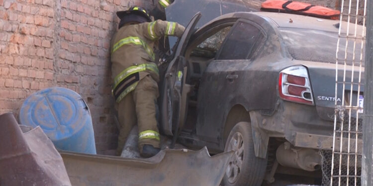 Conductor ebrio se estrella contra obra en construcción en Cuauhtémoc
