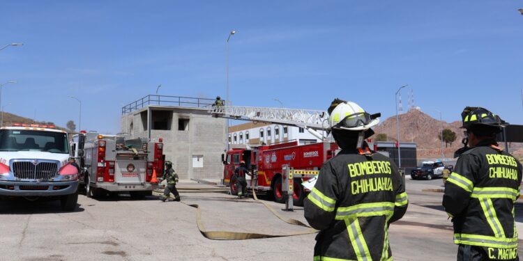 Realizan bomberos simulacro de rescate en el ISSCUU