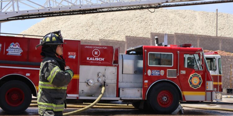 Realizan bomberos simulacro de rescate en el ISSCUU