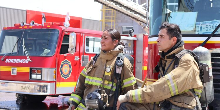 Realizan bomberos simulacro de rescate en el ISSCUU