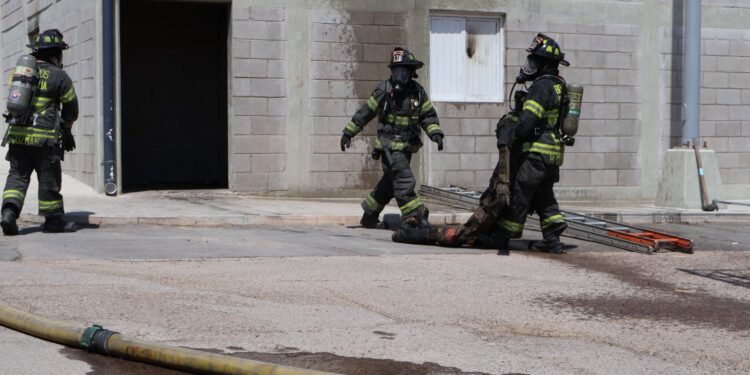 Realizan bomberos simulacro de rescate en el ISSCUU