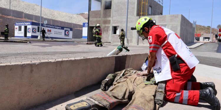 Realizan bomberos simulacro de rescate en el ISSCUU