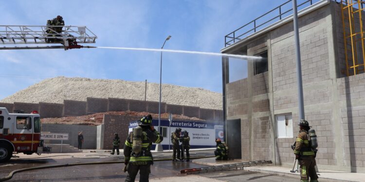 Realizan bomberos simulacro de rescate en el ISSCUU