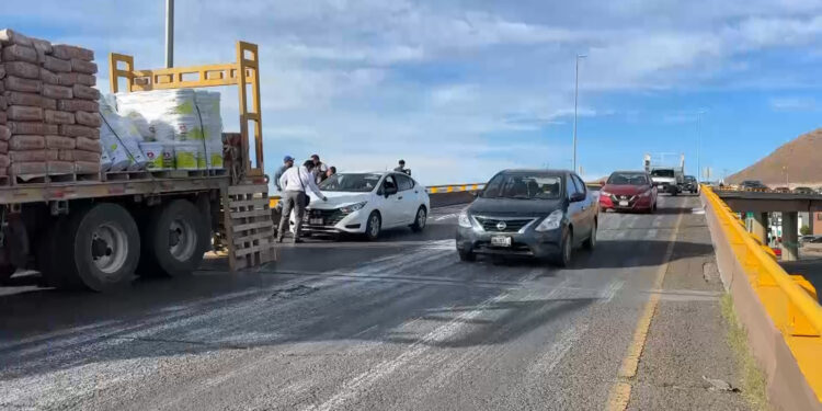 Camión de carga derramada pintura en la Gaza del Circuito Universitario