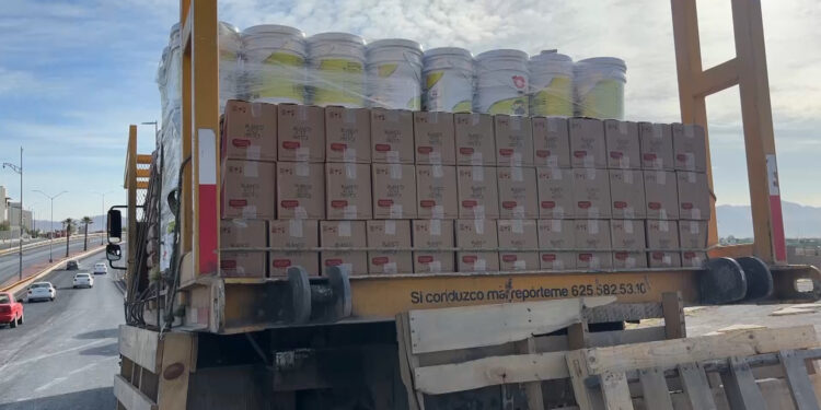 Camión de carga derramada pintura en la Gaza del Circuito Universitario